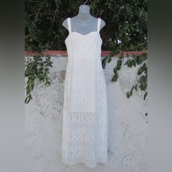 Elegant White Lace Dress - Picture 2 of 16